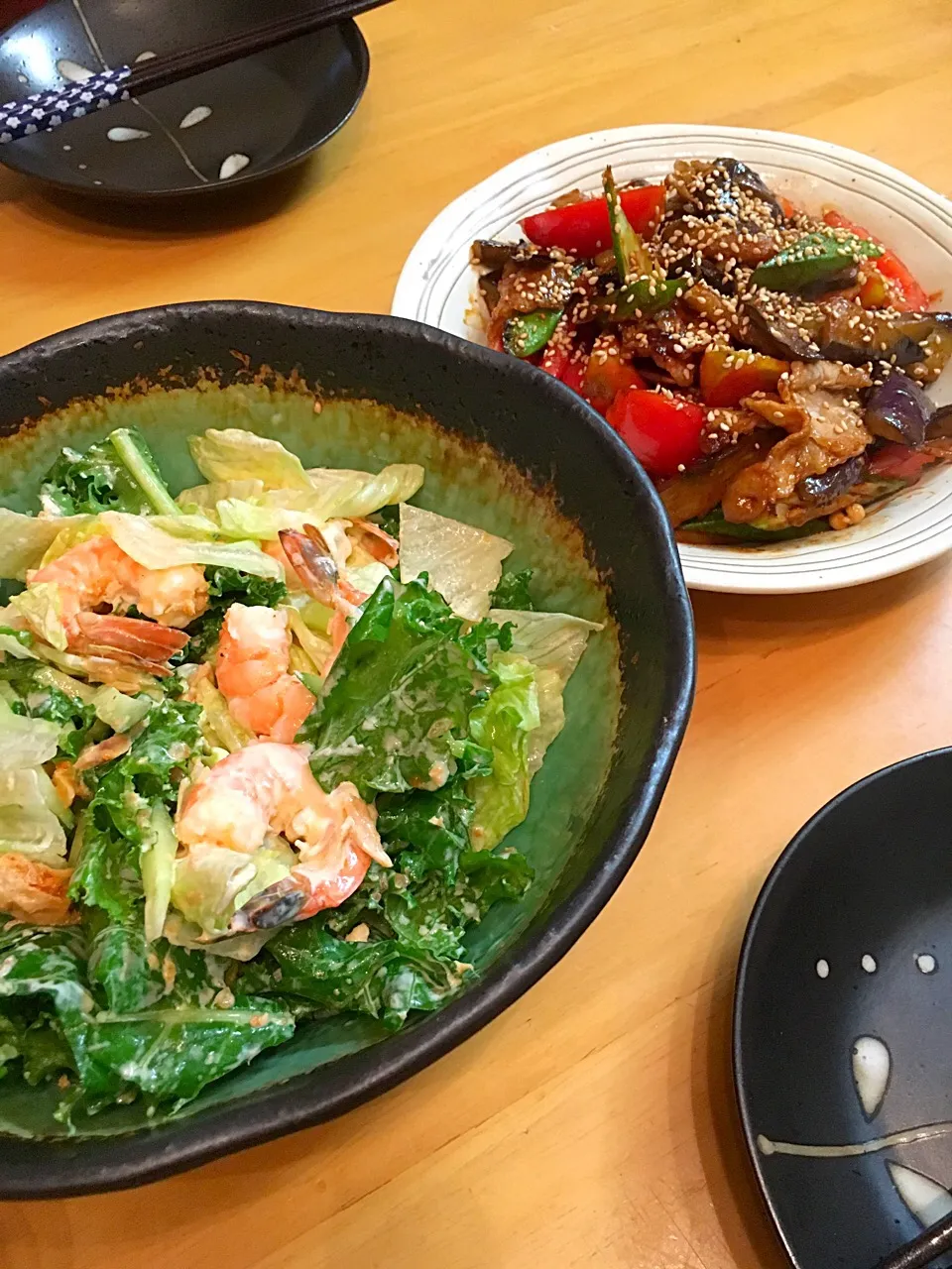 ケールとエビのサラダ🥗。ナスとトマトの味噌炒め。今日のつまみ🍺|美也子さん