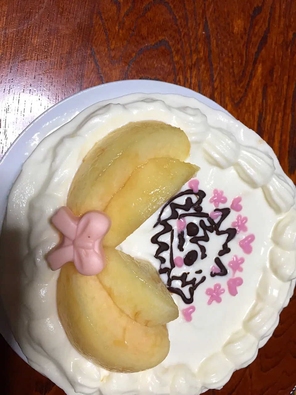 Snapdishの料理写真:母の誕生日ケーキ。リボンは既製品です。桃を乗せたシフォン、亡き母のイラスト。天国で食べてね。|miyukiさん