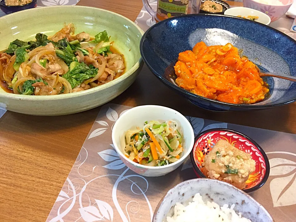 Snapdishの料理写真:晩御飯
エビチリ、豚肉と玉ねぎとロメインレタスの生姜焼き、春雨サラダ、厚揚げのひき肉あんかけ、白米|かよちゃんさん