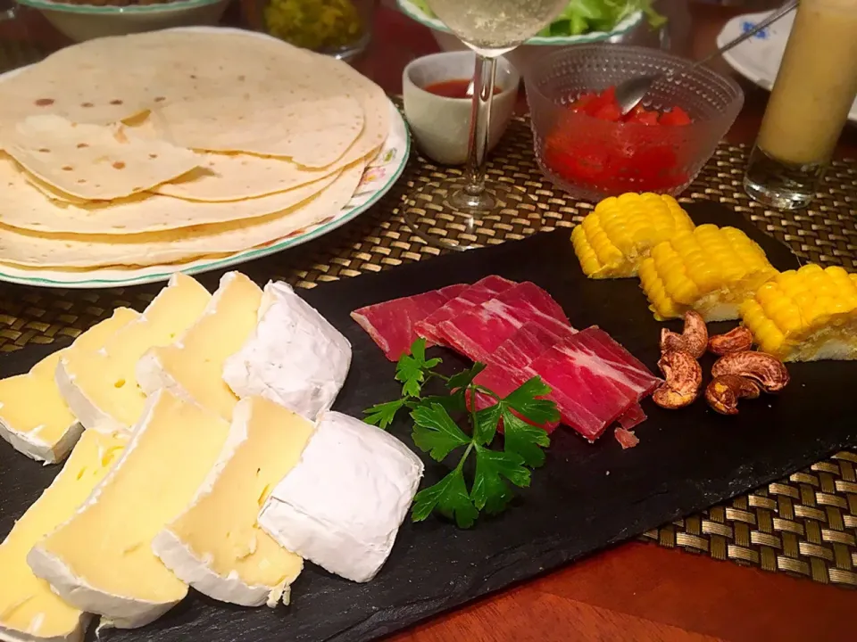 今夜はタコス🌮
前菜はチーズ、生ハム盛り合わせ🧀
タスマニアHERITAGE Douale Brie|72roseさん