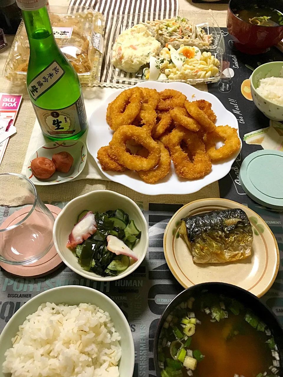 Snapdishの料理写真:イカフライ、サバ塩焼き、酢の物、お総菜コーナーのサラダ、インスタント味噌汁（笑）|ライムさん