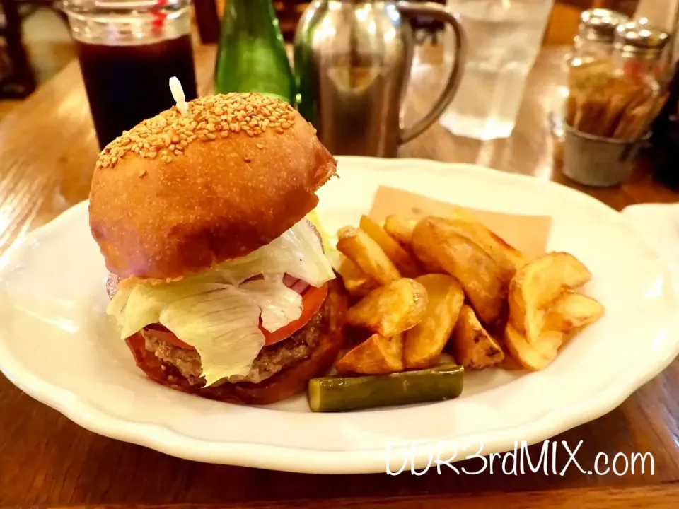 Snapdishの料理写真:バビーズ二子玉川店 バビーズバーガーとアイスコーヒー|ddr3rdmixさん