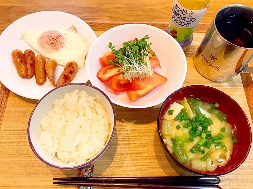 今日の朝飯！

#ウインナー #目玉焼き #トマト #豆腐とネギの味噌汁|茂木 和哉さん