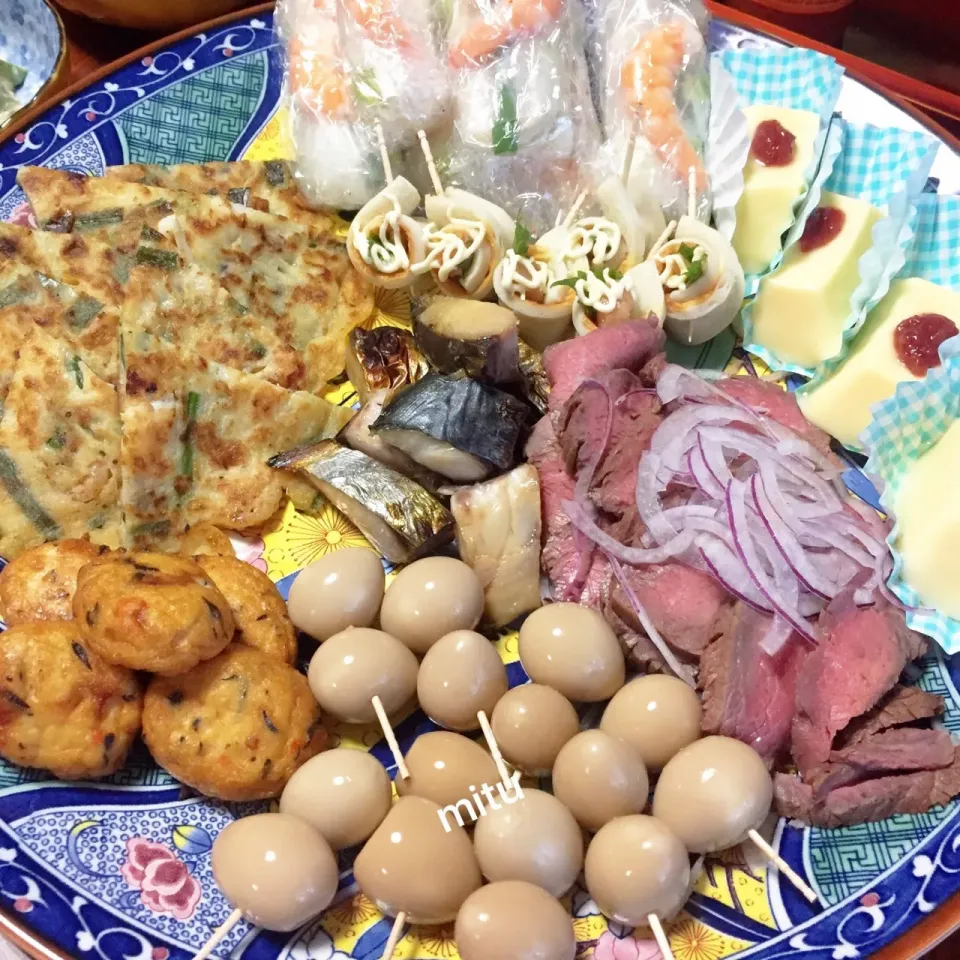 Snapdishの料理写真:お盆の集まり  パーティー料理
生春巻き  海鮮チヂミ  うずら煮卵  ローストビーフ  鰆の味噌漬け  など〜|Mitukoさん