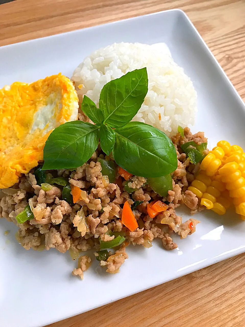 おはようガパオ😃
娘作の目玉焼きのっけて…😂|あまねこ🌿さん