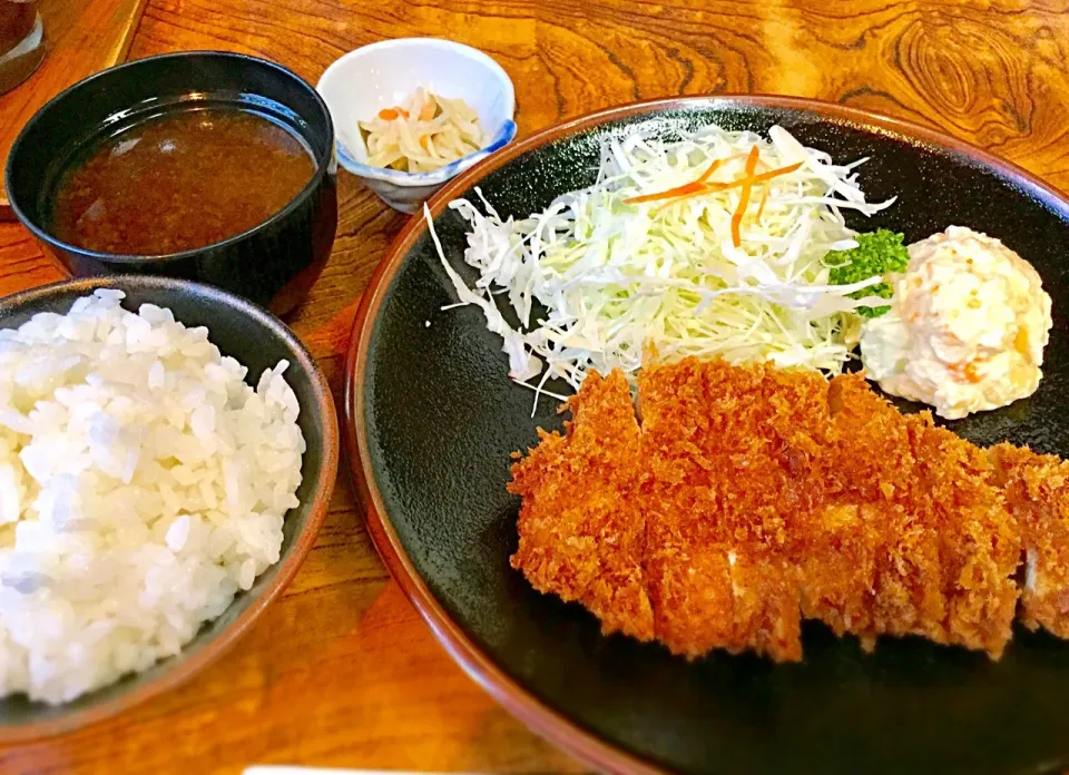 これはロースカツ定食。ご飯大盛りで満足満足！|COOLさん