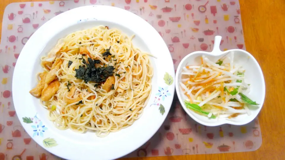 Snapdishの料理写真:８月６日　きつね炒めそうめん　大根サラダ|いもこ。さん