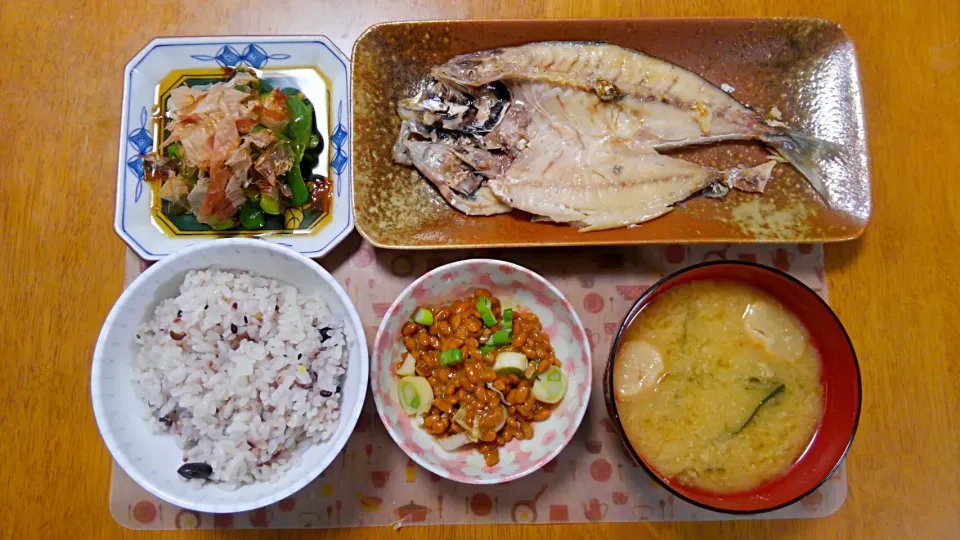 ８月７日　鯵の一塩魚　納豆　ピーマンの煮浸し　麩のお味噌汁|いもこ。さん