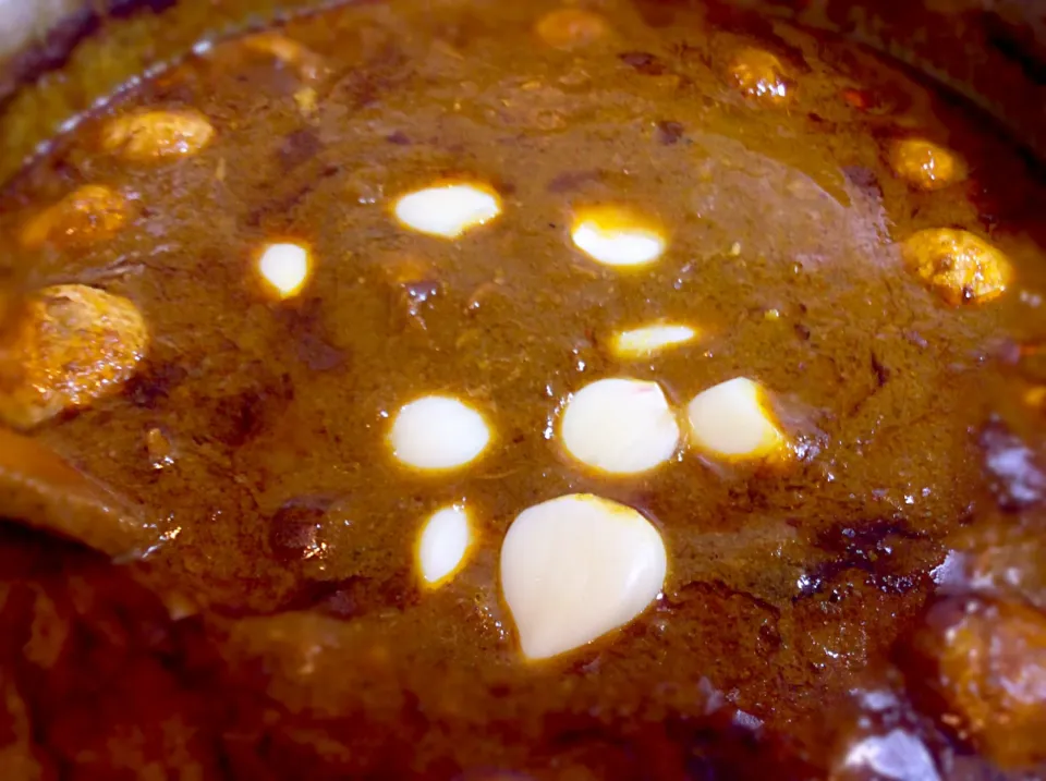 三日間かけて作るカレー  最終日
いよいよ最終段階 ニンニク丸ごと投入
これは崩さないようにコトコトと。
ジャガイモみたいに美味しくなりますよ！^_^|Takeshi  Nagakiさん