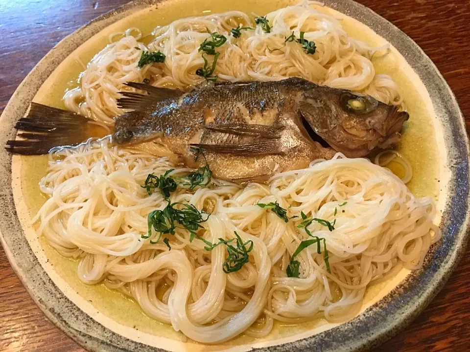 似島から活の良いメバルが届いたんで、メバル素麺。|tetsuya fujiさん