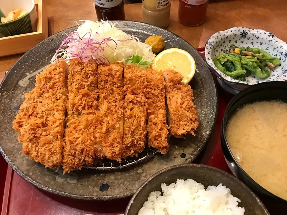 びっくりつくば王様豚ロースかつ定食|マハロ菊池さん