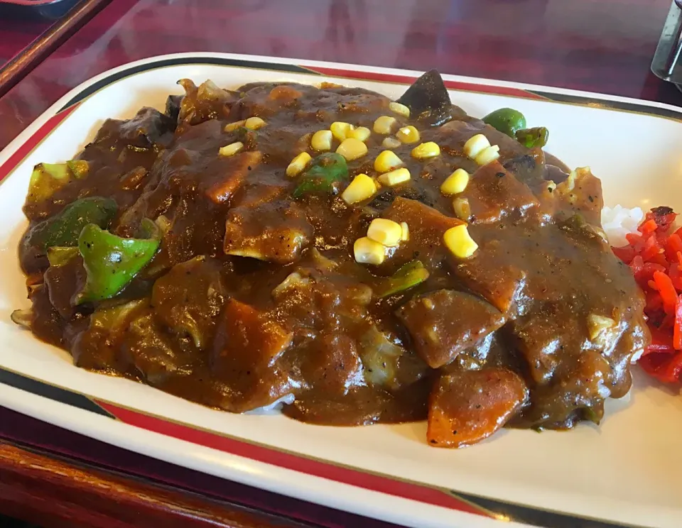 Snapdishの料理写真:昼ごはん  西さんとはいだるいカレー  野菜炒め入りカレーという感じ🍛 美味し！|ぽんたさん