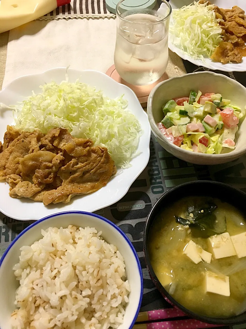 豚肉生姜焼き、サイコロ型サラダ(レタス、キュウリ、アボカド、ハム、トマト)味噌汁(玉ねぎ、ワカメ、豆腐)、麦飯、冷酒(*^｡^*)|ライムさん