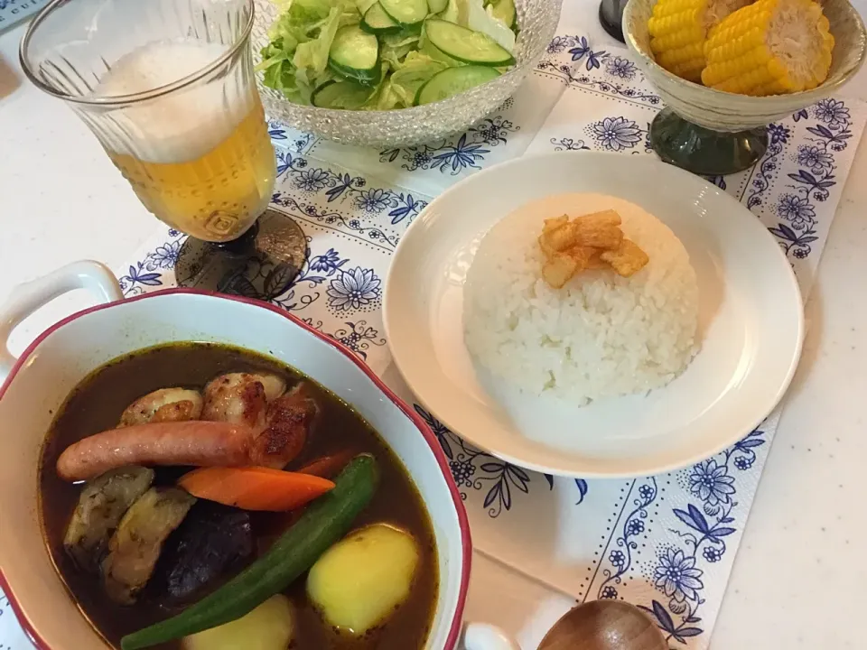 大きすぎるオクラ入りの
スープカレー🍛✨
はちみつたっぷりドレッシングの
グリーンサラダを添えて‥|のぶりんさん