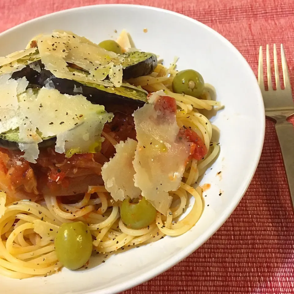 Snapdishの料理写真:ナスとツナトマトソースパスタ、パルミジャーノレッジャーノをたっぷり！|KanaMaxさん