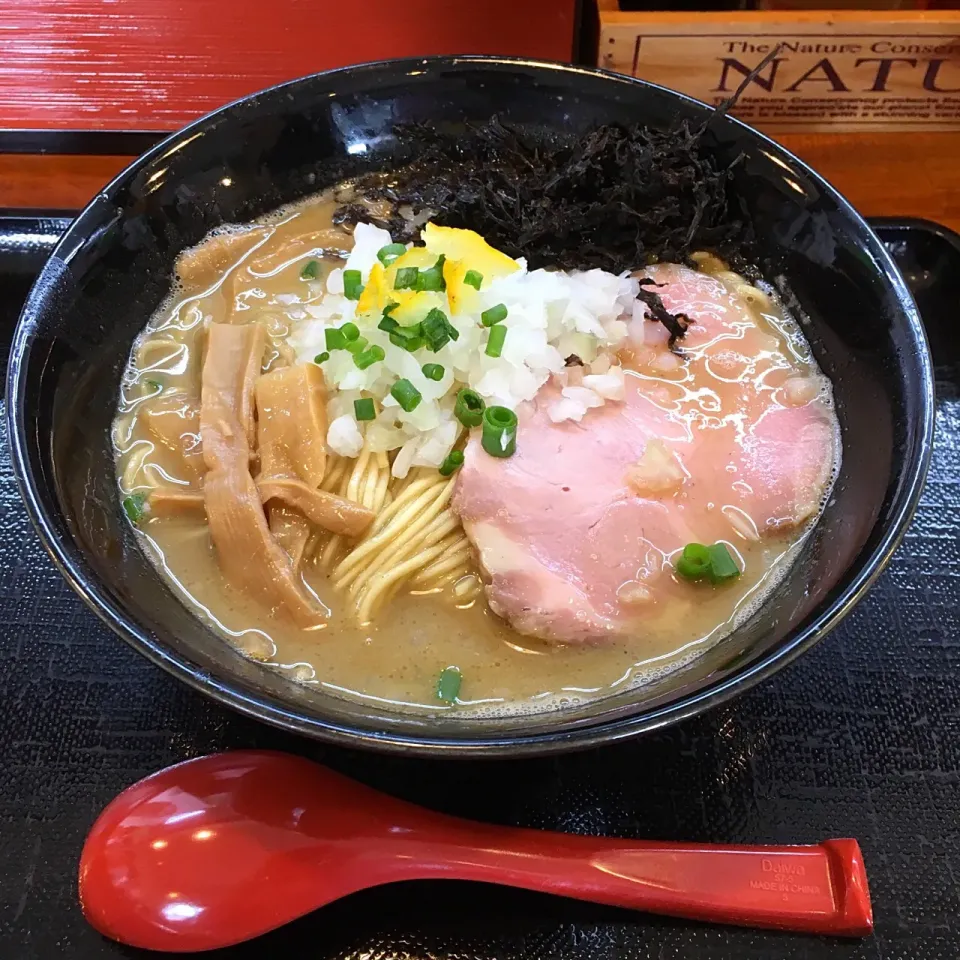 Snapdishの料理写真:旭市 煮干し中華そば つけ麺 海猫   
濃厚豚骨煮干しそば 煮干しシングル増し|nanpuuさん