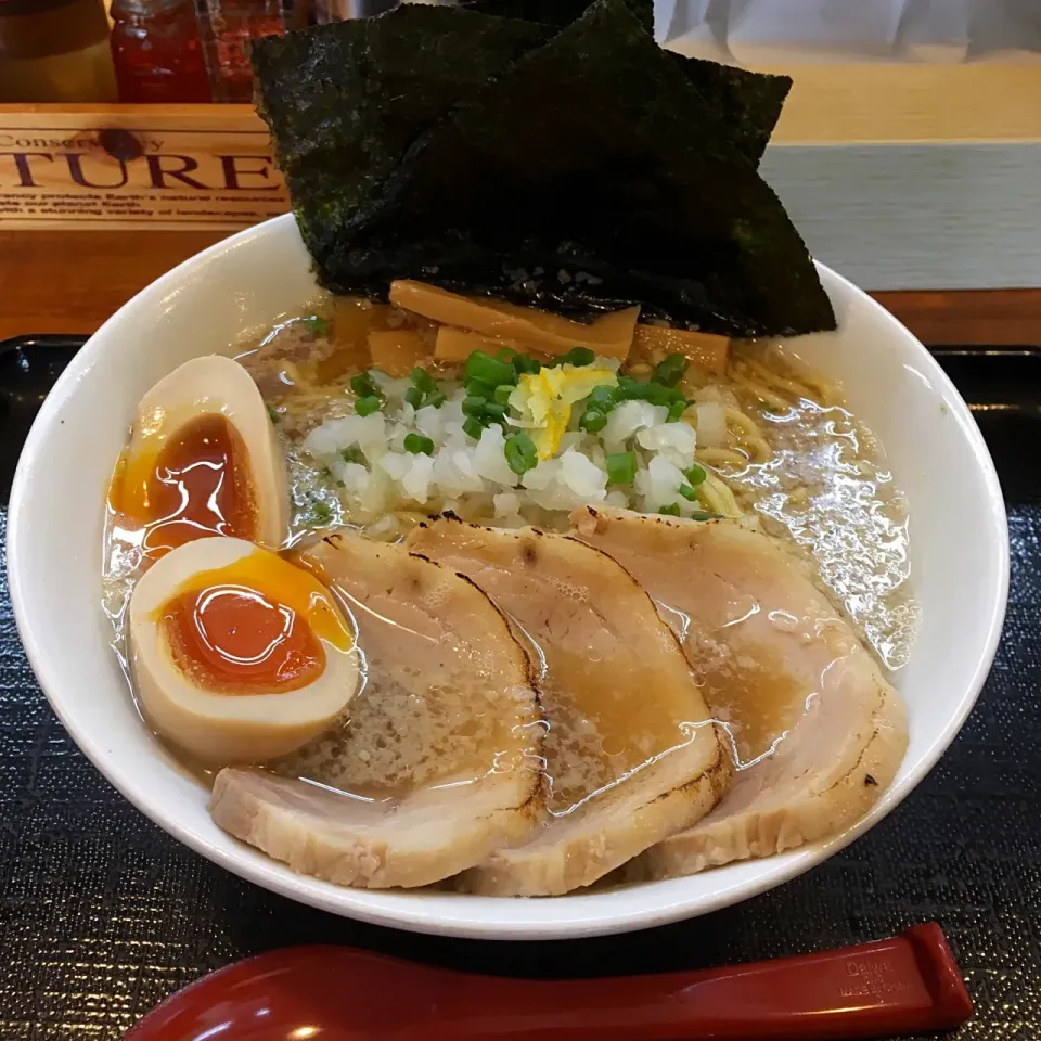 Snapdishの料理写真:旭市 煮干し中華そば つけ麺 海猫   
特製背脂煮干しラーメン|nanpuuさん