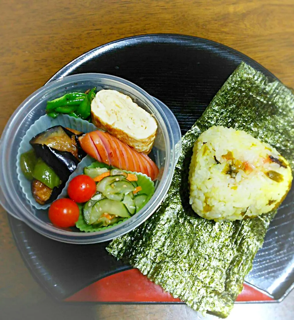 私弁当🍱
   高菜と梅干しおにぎり
   なすの揚げ浸し
    
家族はお盆休み    起きてこない😩|miimiさん