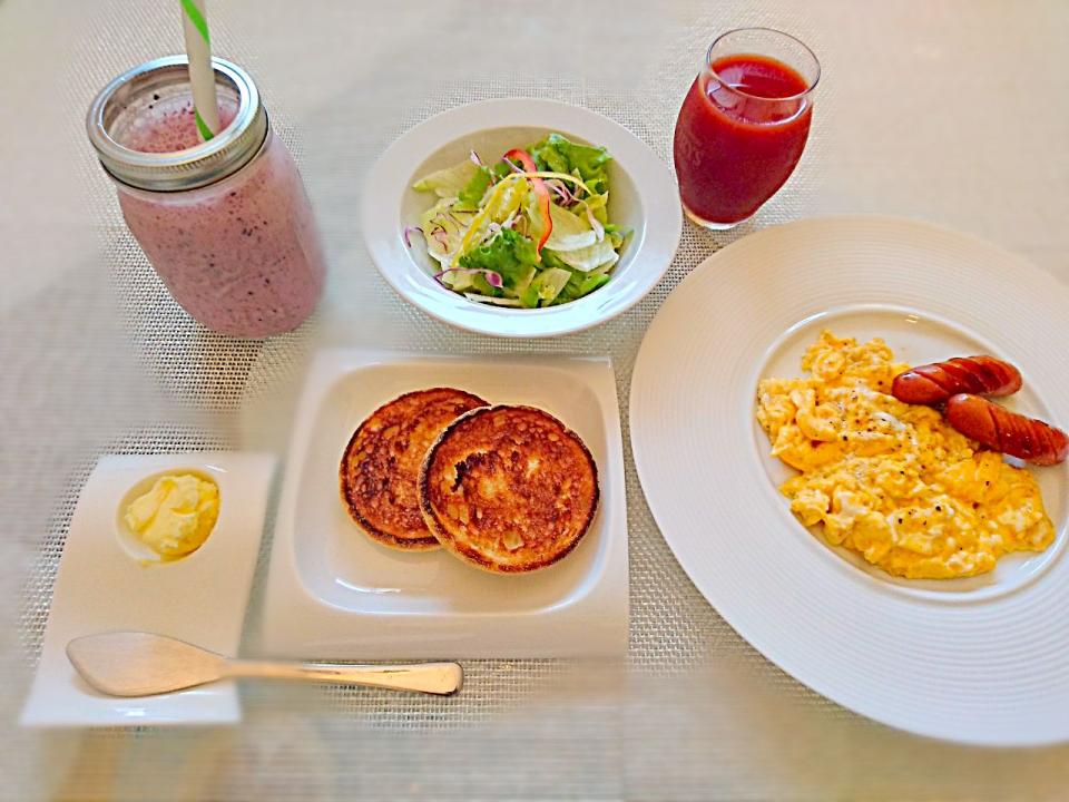 お盆休み二日目の朝御飯 イングリッシュマフィンスクランブルエッグ ウインナーサラダ野菜ジュースブルーベリー リンゴ バナナ パイナップルのスムージー Yoko Snapdish スナップディッシュ Id Qhl5ia