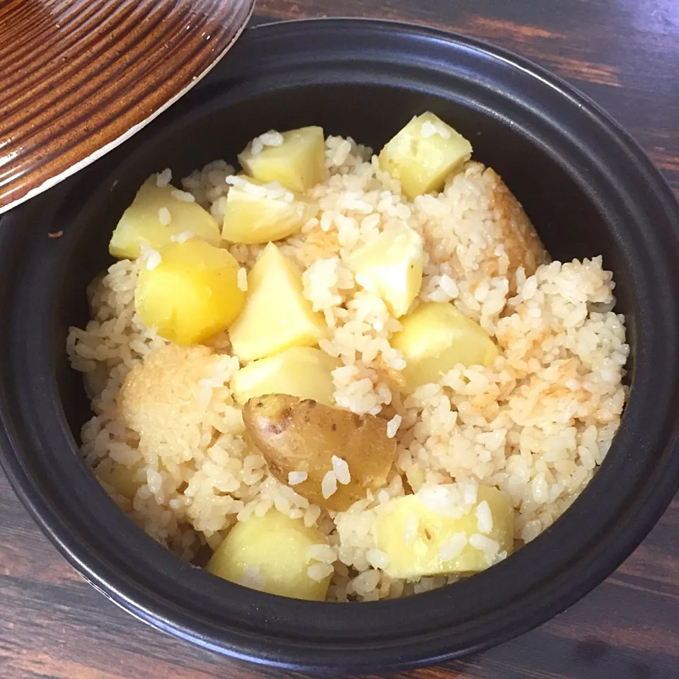 ヨッチャンさんの料理 採れたて新じゃが皮ごとご飯🍚✨ 皮の香りがたまらない😍💕|いしくん。（たまご王子🥚🐣🐥🐔）さん