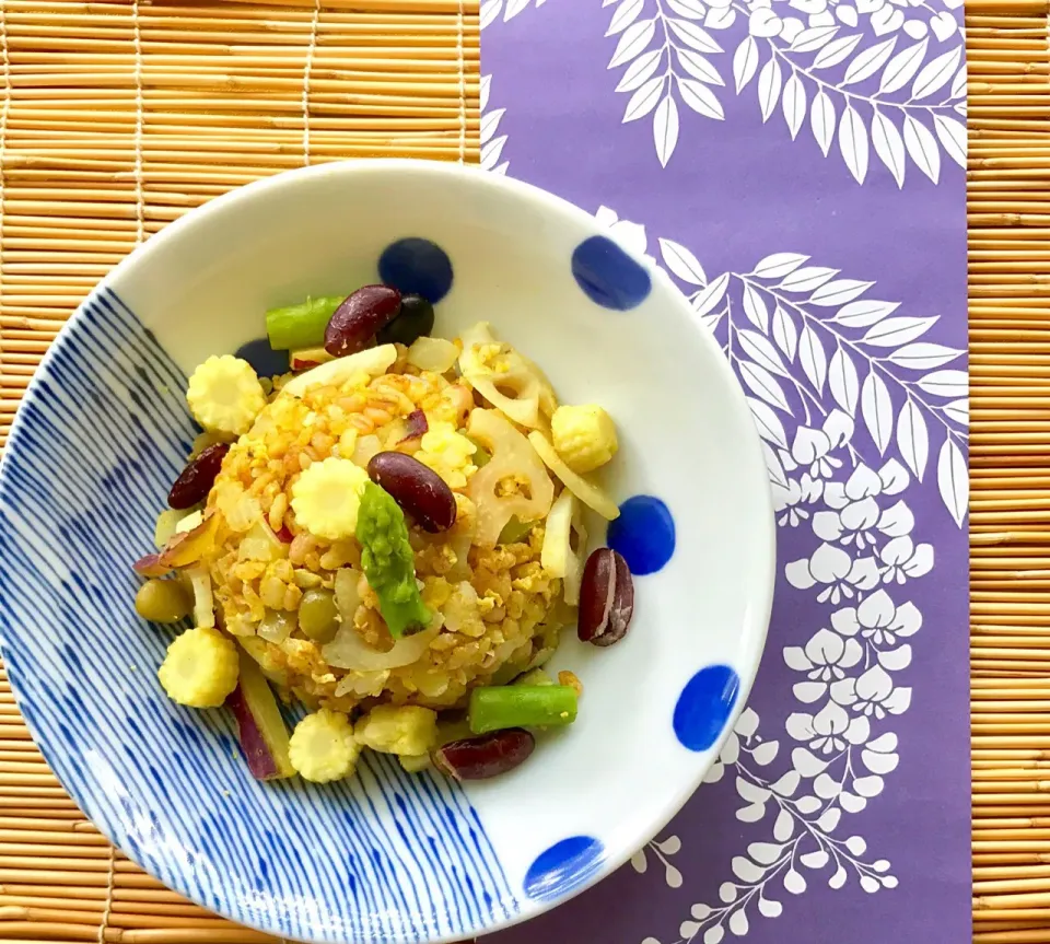 Snapdishの料理写真:昼ごはん  お野菜ゴロゴロカレー炒飯。もち麦入り🌾|砂雪さん