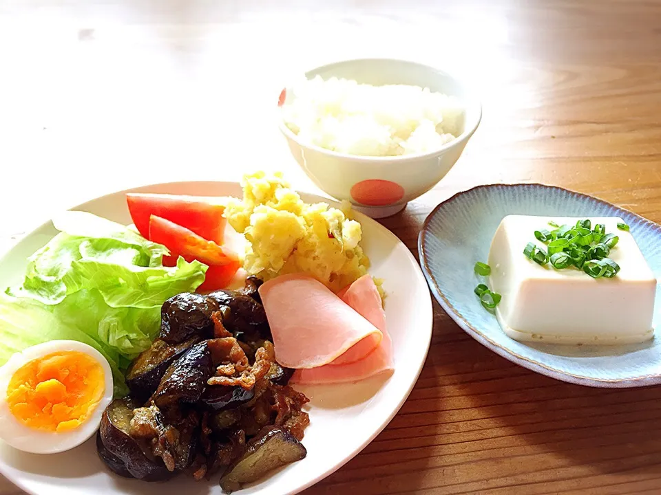 茄子と豚肉のポン酢煮、ゴマいり。サツマイモサラダ、みじん切り玉ねぎ入れてます。冷や奴。|pepiさん