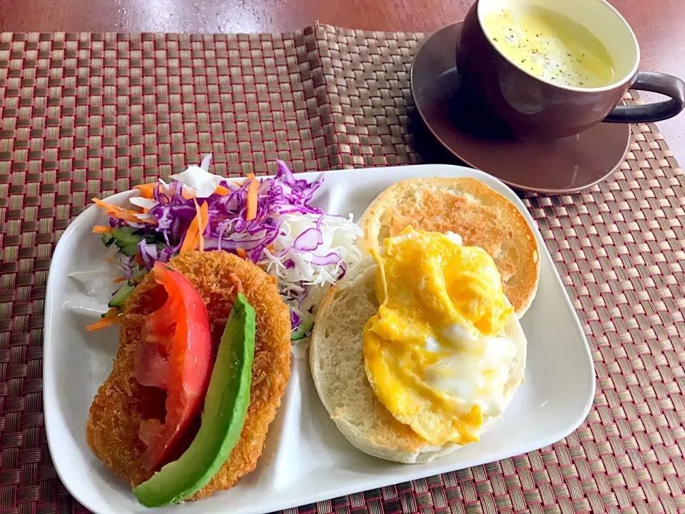 Snapdishの料理写真:Croquette muffin sandwich🍞ｺﾛｯｹ ﾏﾌｨﾝｻﾝﾄﾞｳｨｯﾁ|🌈Ami🍻さん