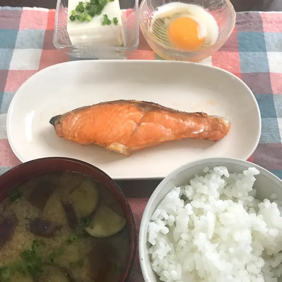 焼鮭、卵、奴、ナスと玉ねぎの味噌汁|純さん