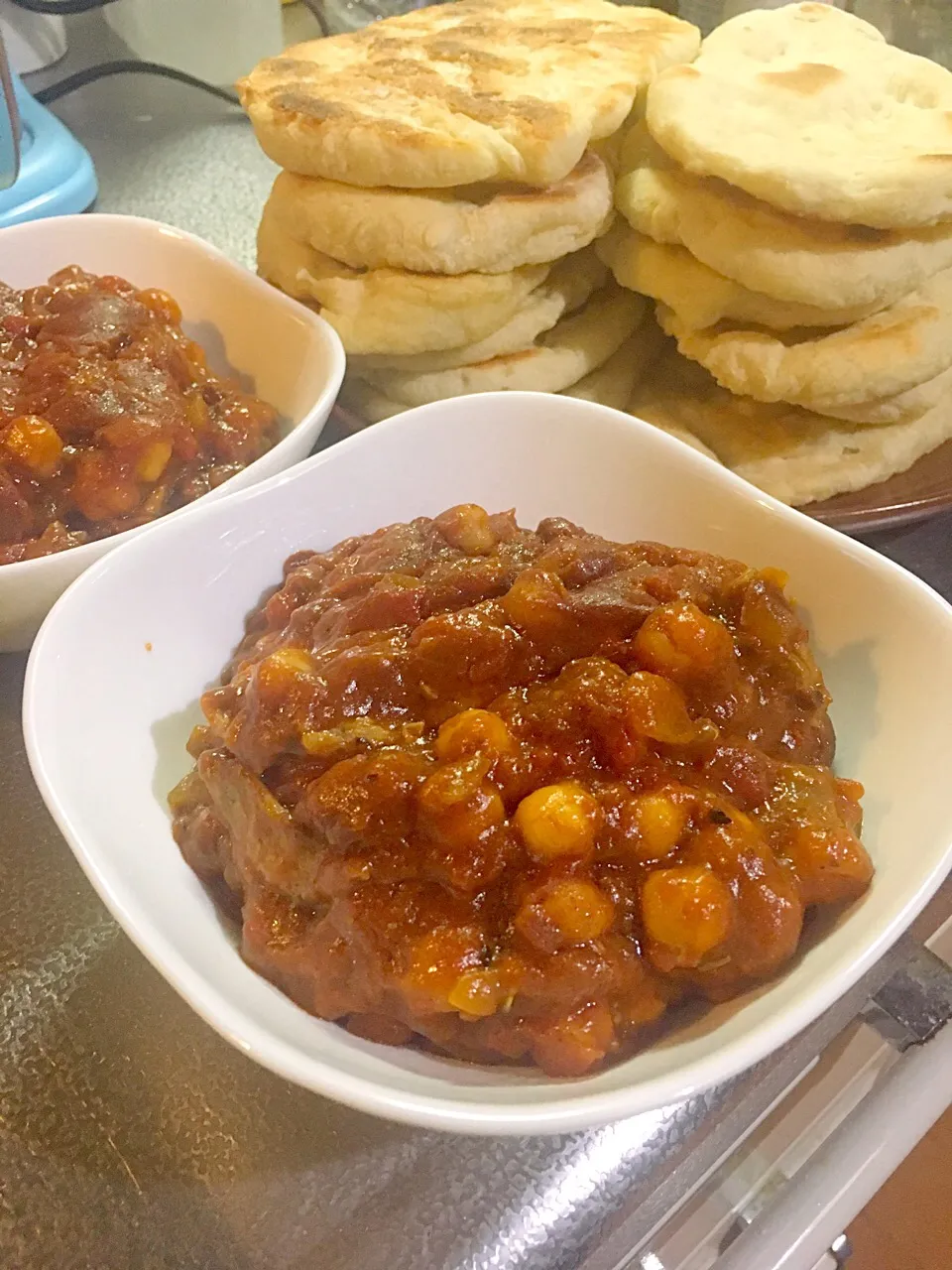 Snapdishの料理写真:ひよこ豆とトマトのカレー、ナン|たびもかさん