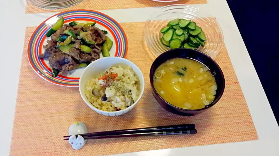 今日の夕食　牛肉ときゅうりのオイスターソース炒め、きゅうりのごま和え、ミニトマトの炊き込みご飯、じゃがいもとわかめの味噌汁|pinknari🐰🌈さん