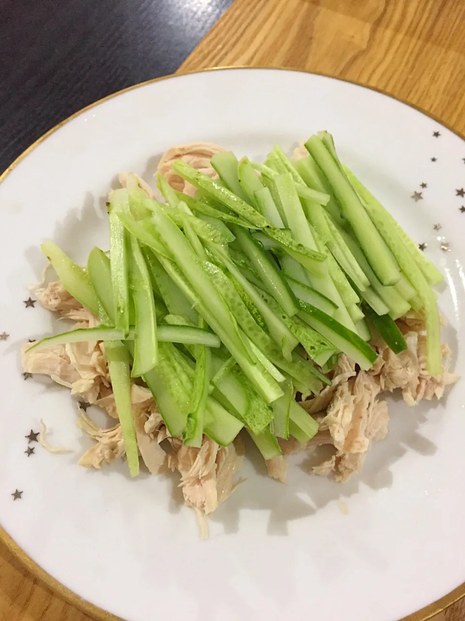 ささみをお酒で茹でて冷し、半白きゅうりをのせました。各自ゴマだれつけて食べます(^^)|河野 ゆかりさん