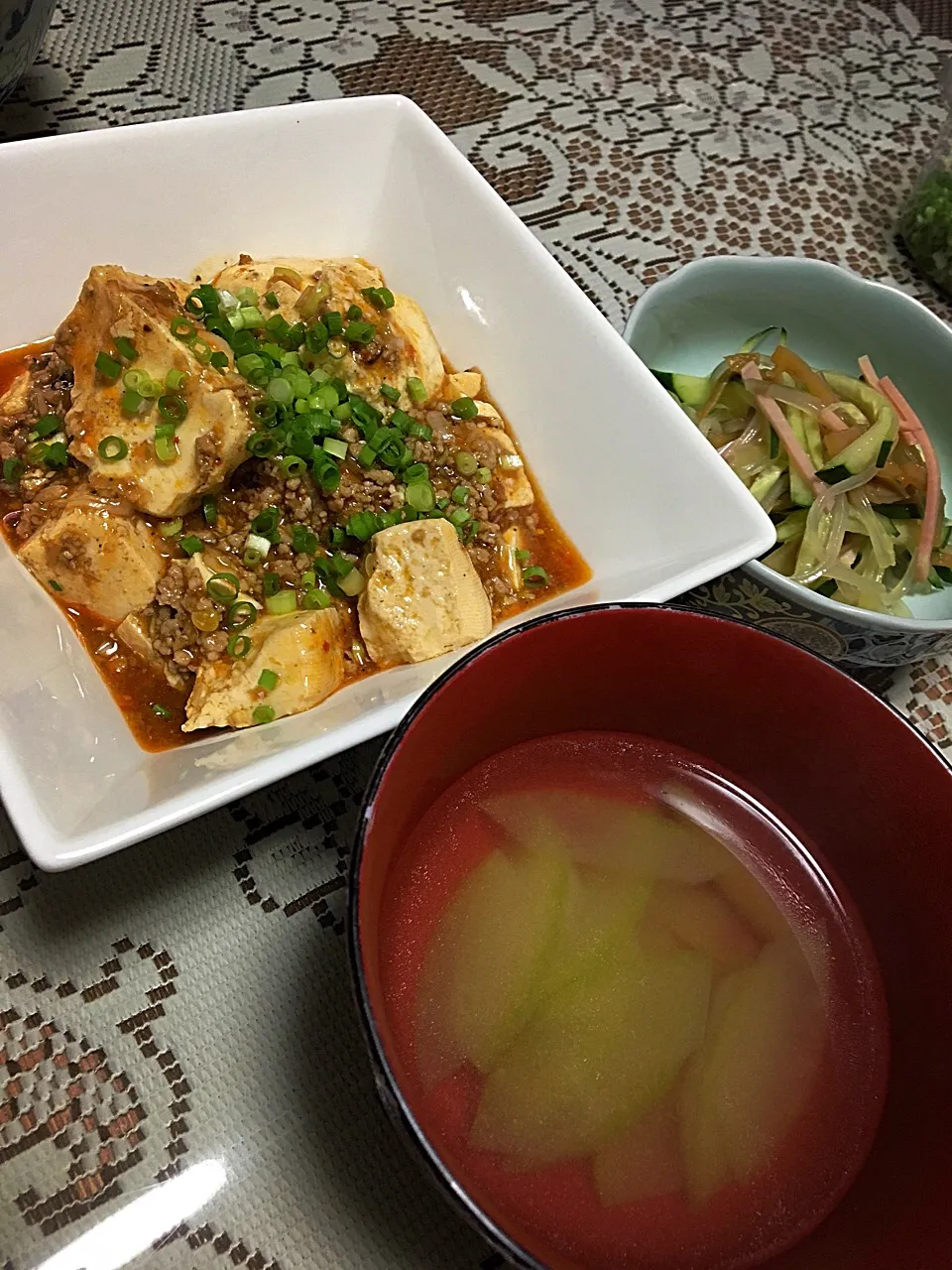 Snapdishの料理写真:・麻婆豆腐
・中華サラダ
・ズッキーニの中華スープ|ヨシヨシさん