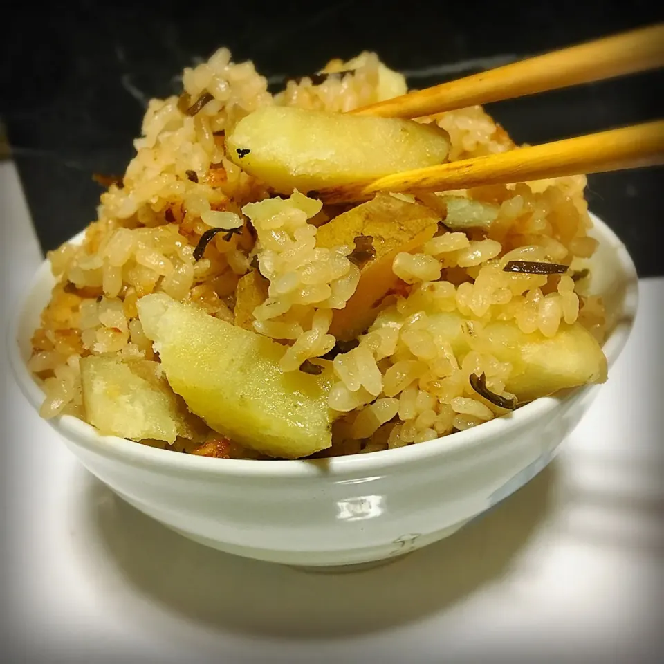 ヨッチャンさんの料理 採れたて新じゃが皮ごとご飯🍚✨ 皮の香りがたまらない😍💕|佐野未起さん