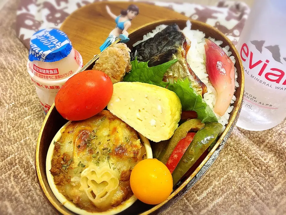 鶏手羽中スパイス揚げ&焼き塩サバ&出汁巻き玉子&大豆ミートのズッキーニカレーグラタン&クリスマスカラーパプリカのオイマヨ炒め&みょうがの甘酢漬け&プチトマトのダーリンお弁当♪

#弁当 #フチ子 #昨日は花火大会♪#寝坊したよ|桃実さん