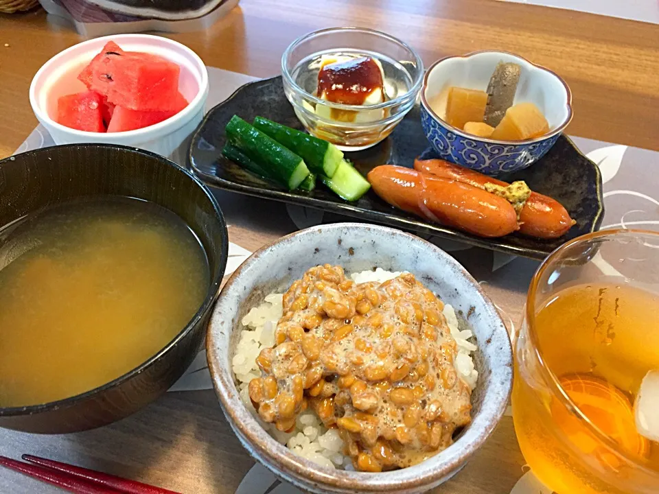 Snapdishの料理写真:朝ごはん
ウインナーソテー粒マスタード添え、大根とこんにゃくの煮物、豆腐甘味噌、塩きゅうり、白米、納豆、あさりの味噌汁、スイカ|かよちゃんさん