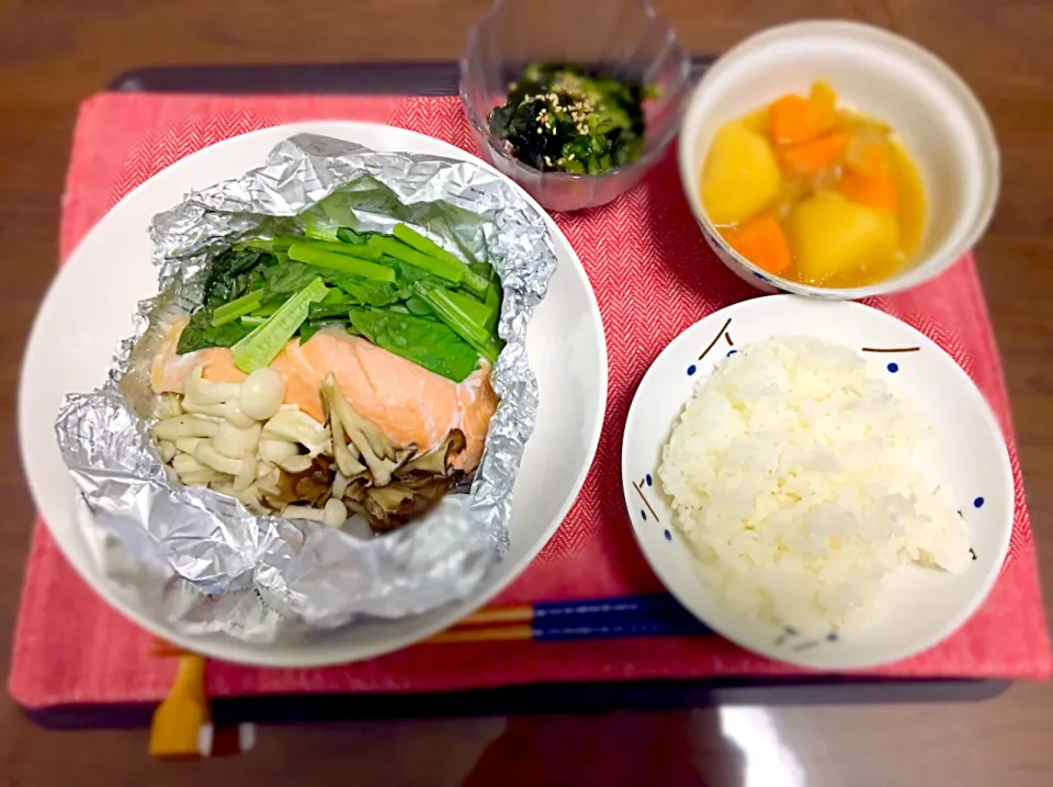 Snapdishの料理写真:サーモンホイル焼き 肉じゃが 胡瓜とワカメの酢の物|みーぬさん