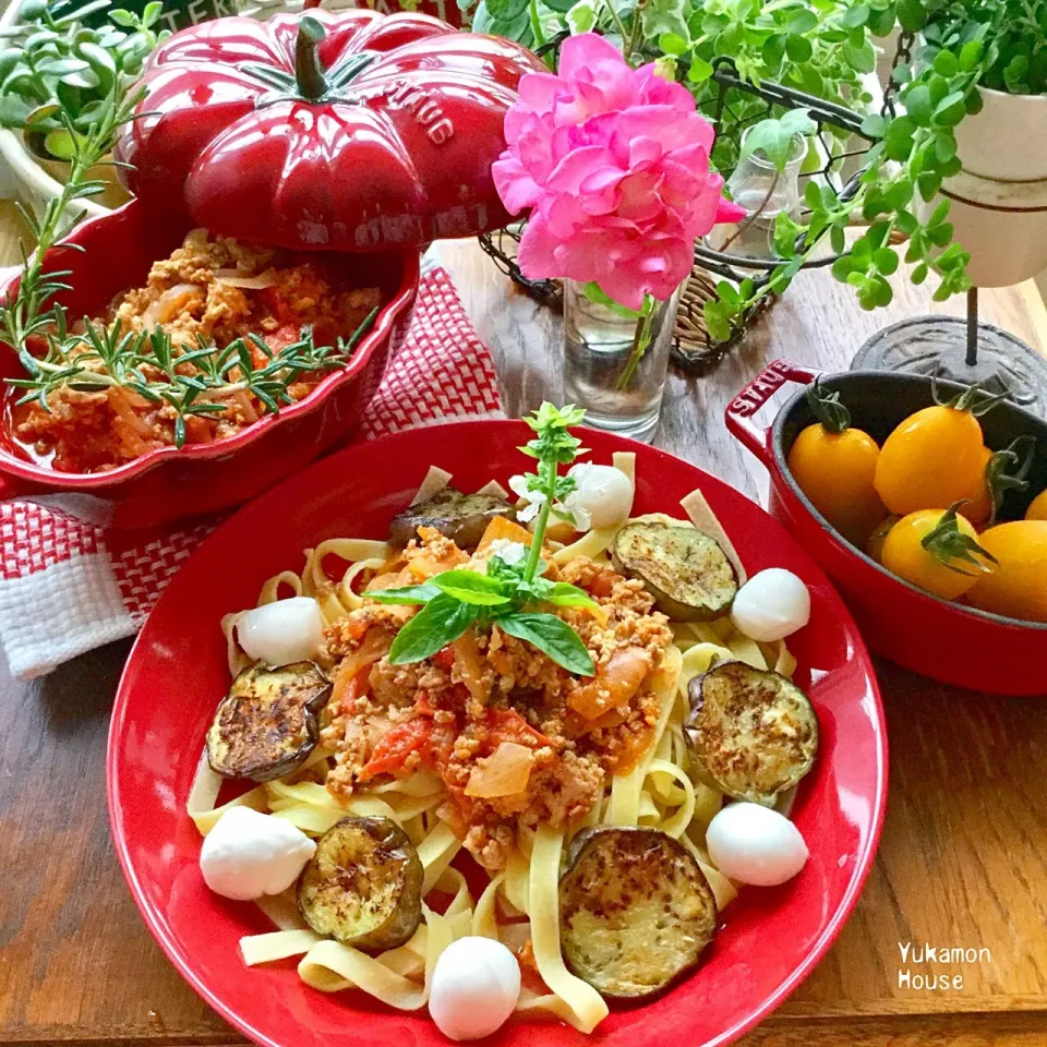 自家製ひき肉で作ったミートソースで
パスタ
ひき肉は、豚肉、牛肉をフープロで
作りましたよ
玉ねぎ、トマト、ニンニクも入れて
ローズマリー載せて、煮込みました
焼きなす、ミニモッツァレラも
載せて〜〜頂きまーす|ゆかモンさん