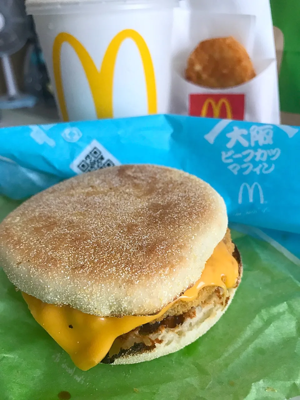 マクド❗️大阪ビーフカツマフィン🍔 ハッシュポテト🍟 プレミアムローストアイスコーヒー☕️|るみおんさん