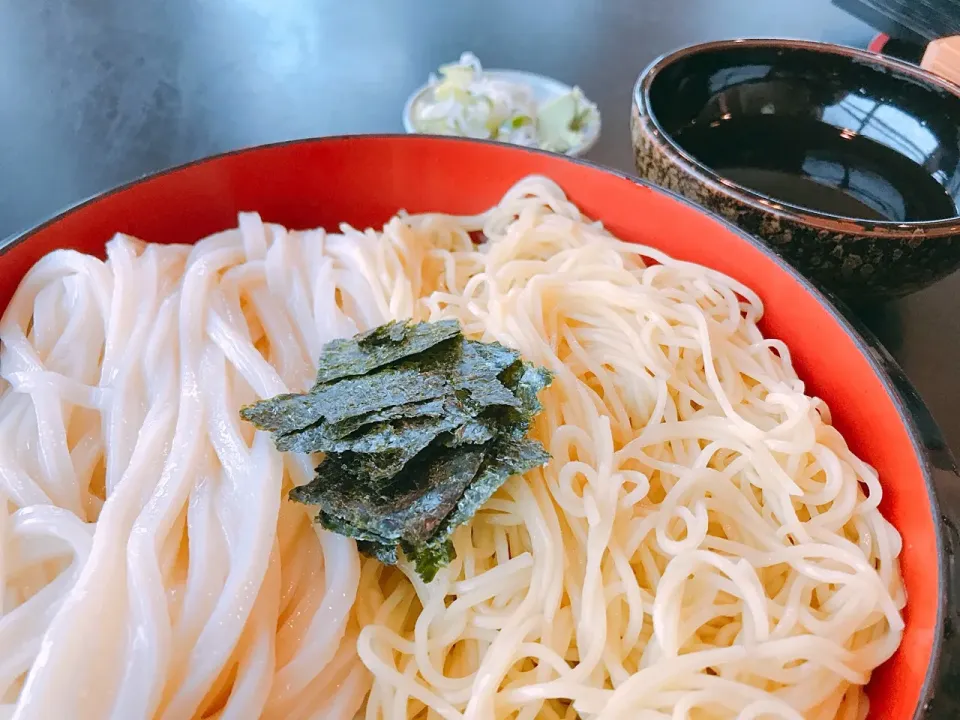 Snapdishの料理写真:手料理ではないのですが、 #長麺うどん#岐阜県可児市 うどんと中華麺のコラボ 合い盛りざる、中盛り   780円|Tatsuya Horiさん