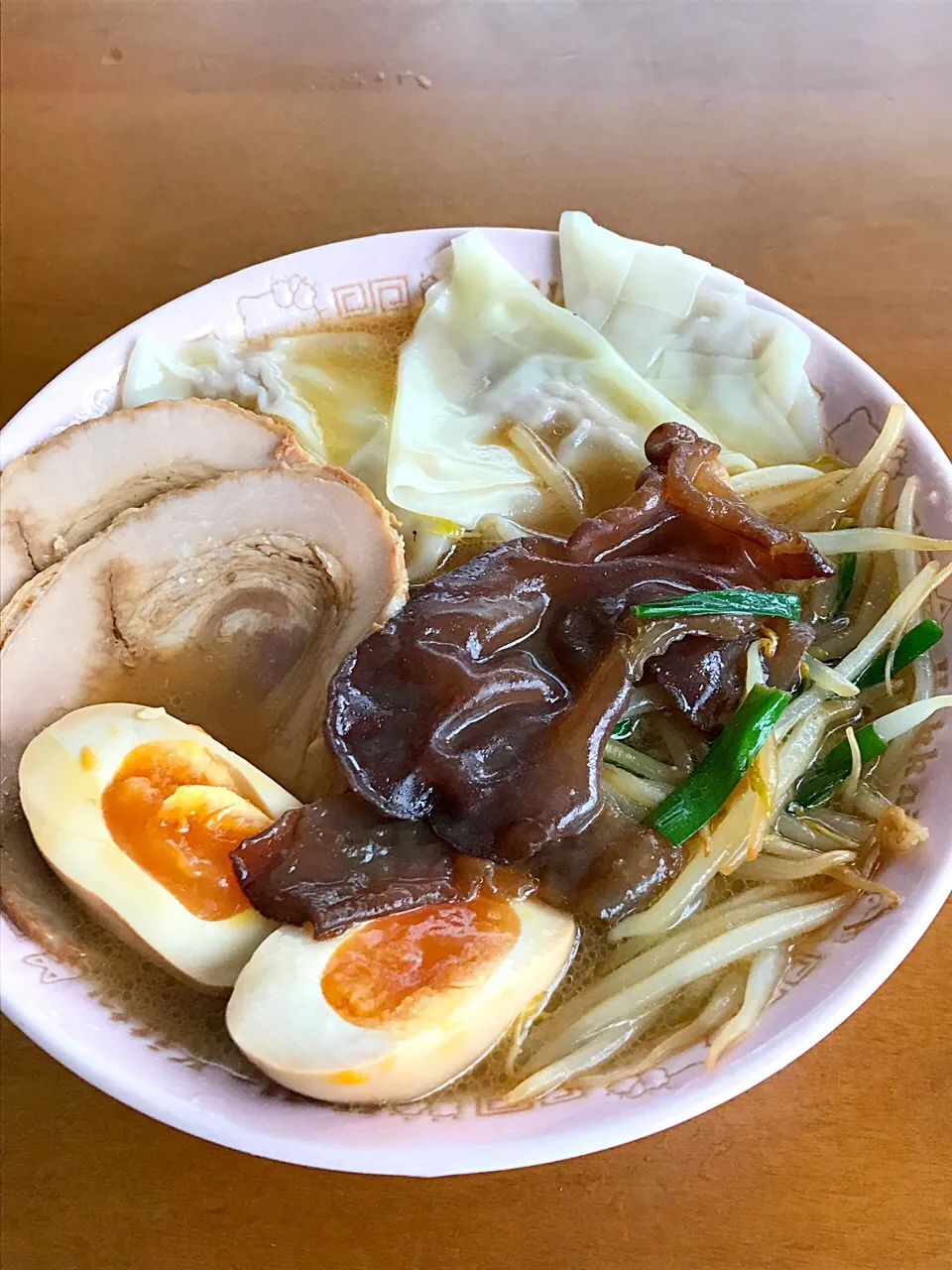 お家ラーメン

生きくらげとワンタン|Miki (^_−)−☆さん