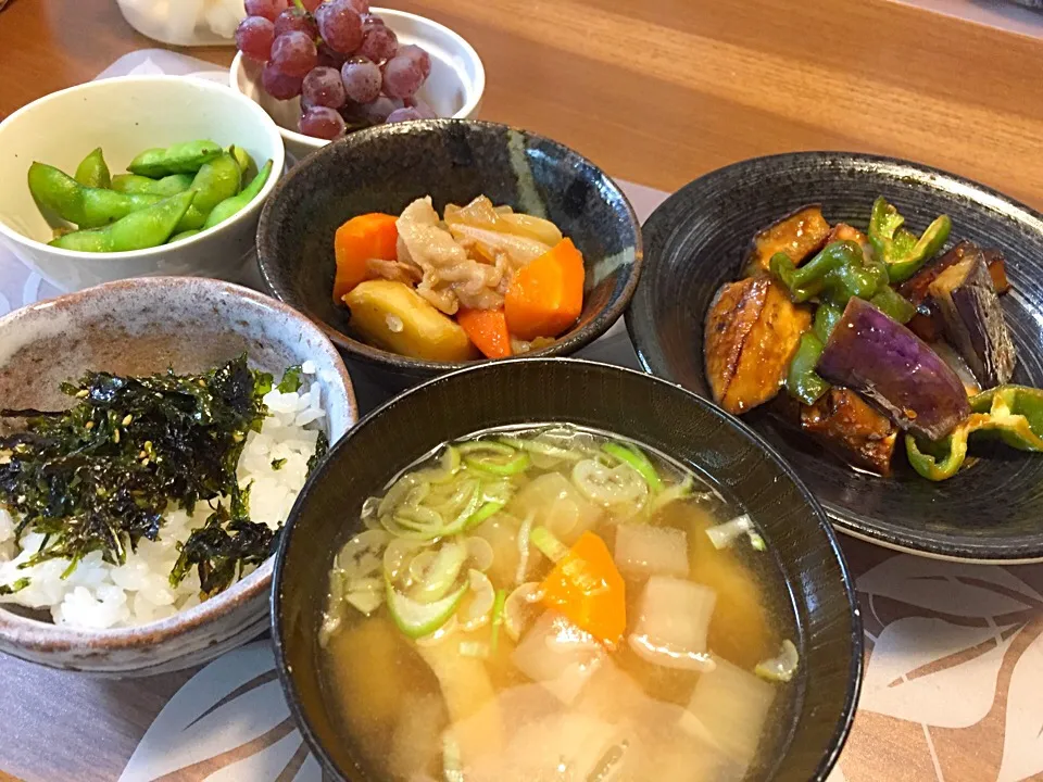 Snapdishの料理写真:晩御飯
ナスと厚揚げとピーマンの甘味噌炒め、肉じゃが、枝豆、大根とネギと人参と揚げの味噌汁、白米、韓国海苔、デラウェア|かよちゃんさん