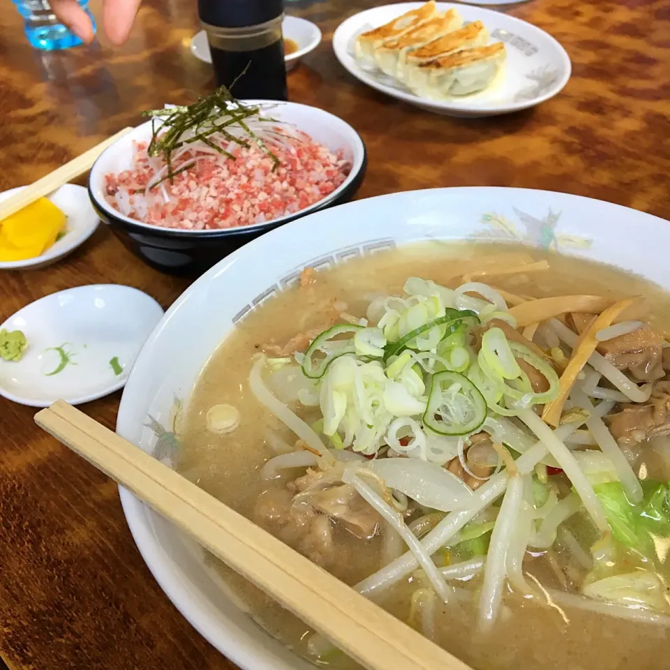 #お昼ご飯 

今日のお昼は、ラーメン🍜
もつ煮込みラーメンにしました。
ニンニク〜！！|renharuruさん