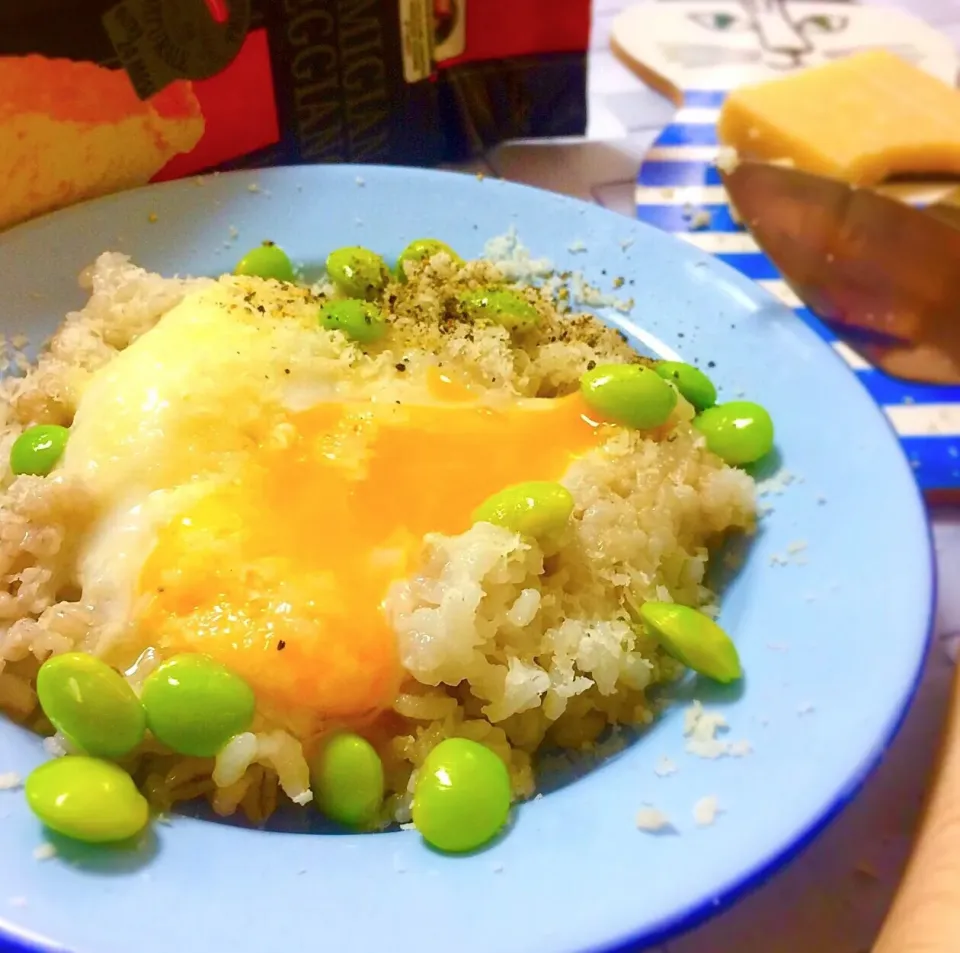 パルミジャーノでカルボナーラ卵かけご飯／Carbonara➡︎Rice with Raw eGG🥚🍃卵割り。|angiee♡さん