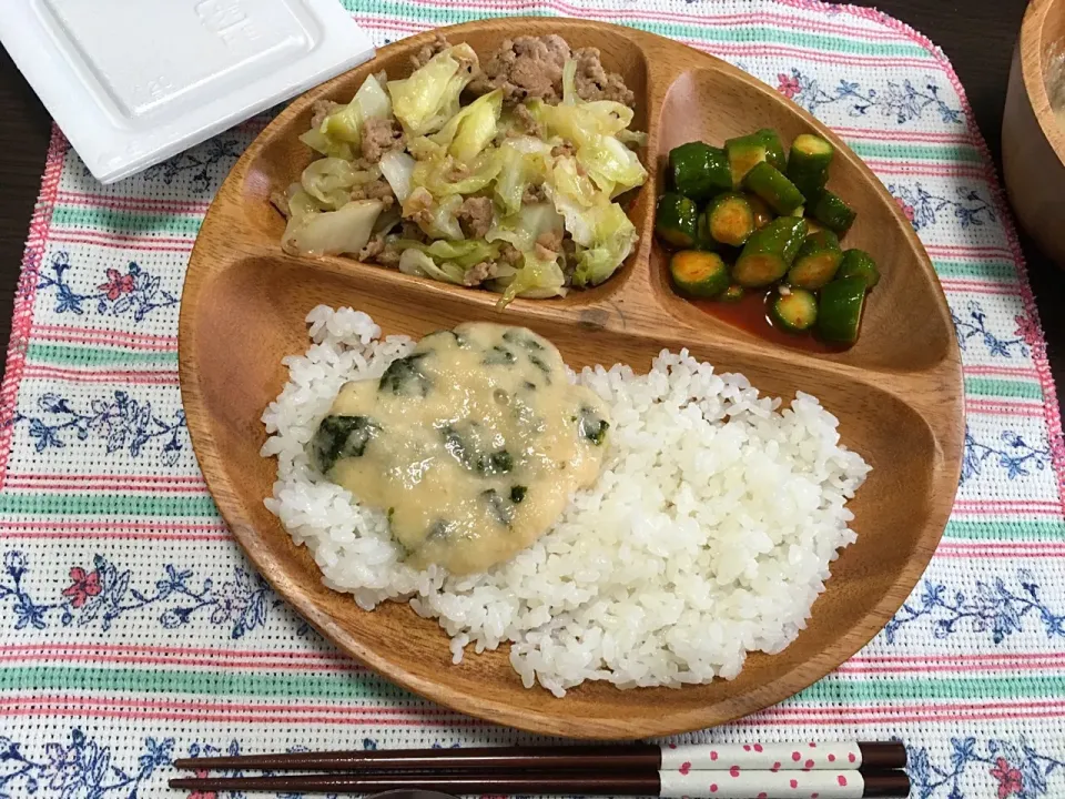 #とろろご飯 #そぼろとキャベツ煮#キムチとキュウリ和え|はっしーさん