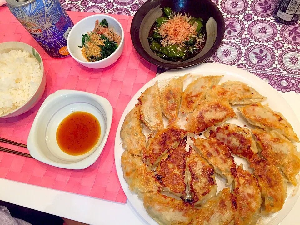 餃子、ピーマンの焼き浸し、ほうれん草のお浸し|Kasumiさん