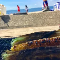 皮付きトウモロコシの炭火焼 on the beach|けいすけさん