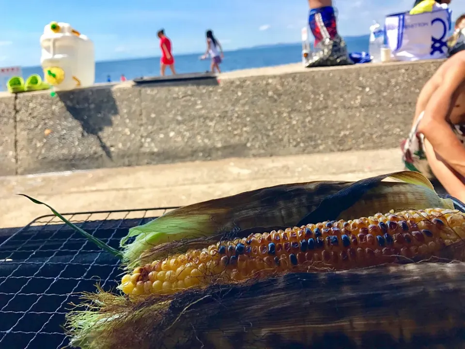 Snapdishの料理写真:皮付きトウモロコシの炭火焼 on the beach|けいすけさん