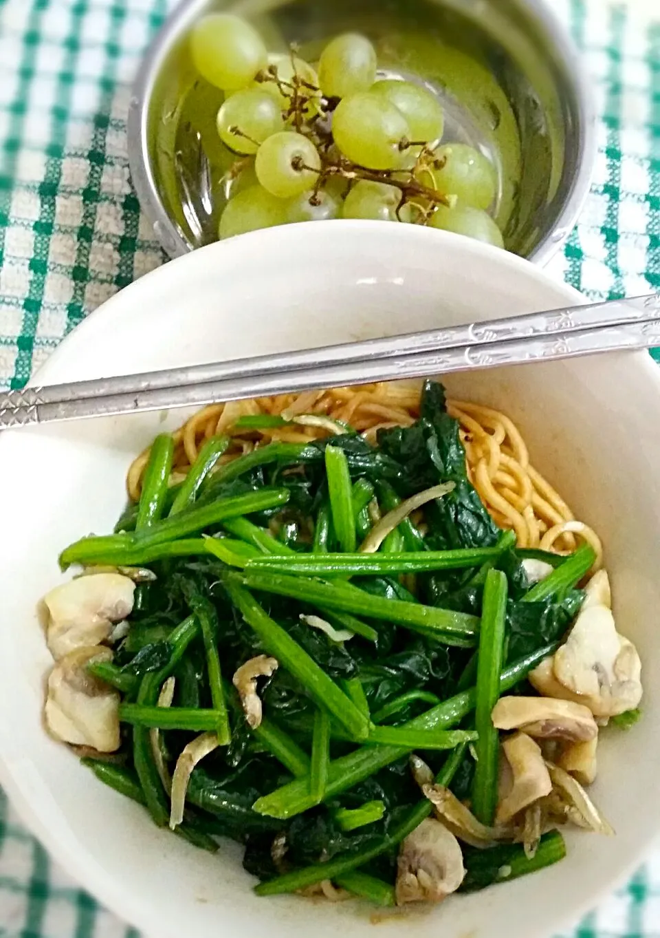 Dried wheat flour noodles (seasoned with sesame oil & black soya sauce). Noodles topped with panfried spinach, mushroom and anchovy. Green grapes.|tracyさん