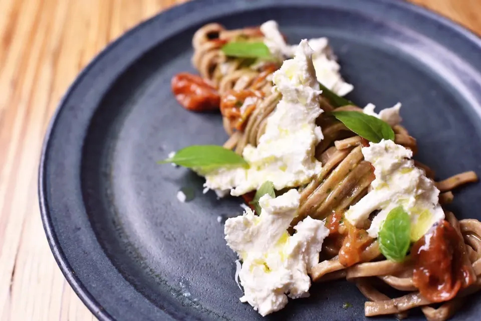 Snapdishの料理写真:BASE PASTA 夏の新作です

夏らしく、南イタリア全開のヒトサラ

Tagliatelle integrali con crema di burrata e pomodorini （タリアテッレ インテグラーリ コン クレーマ ディブッラータ エ ポモドリーニ）

モッツァレラチーズにクリームを詰めた”ブッラー|今井 和正さん