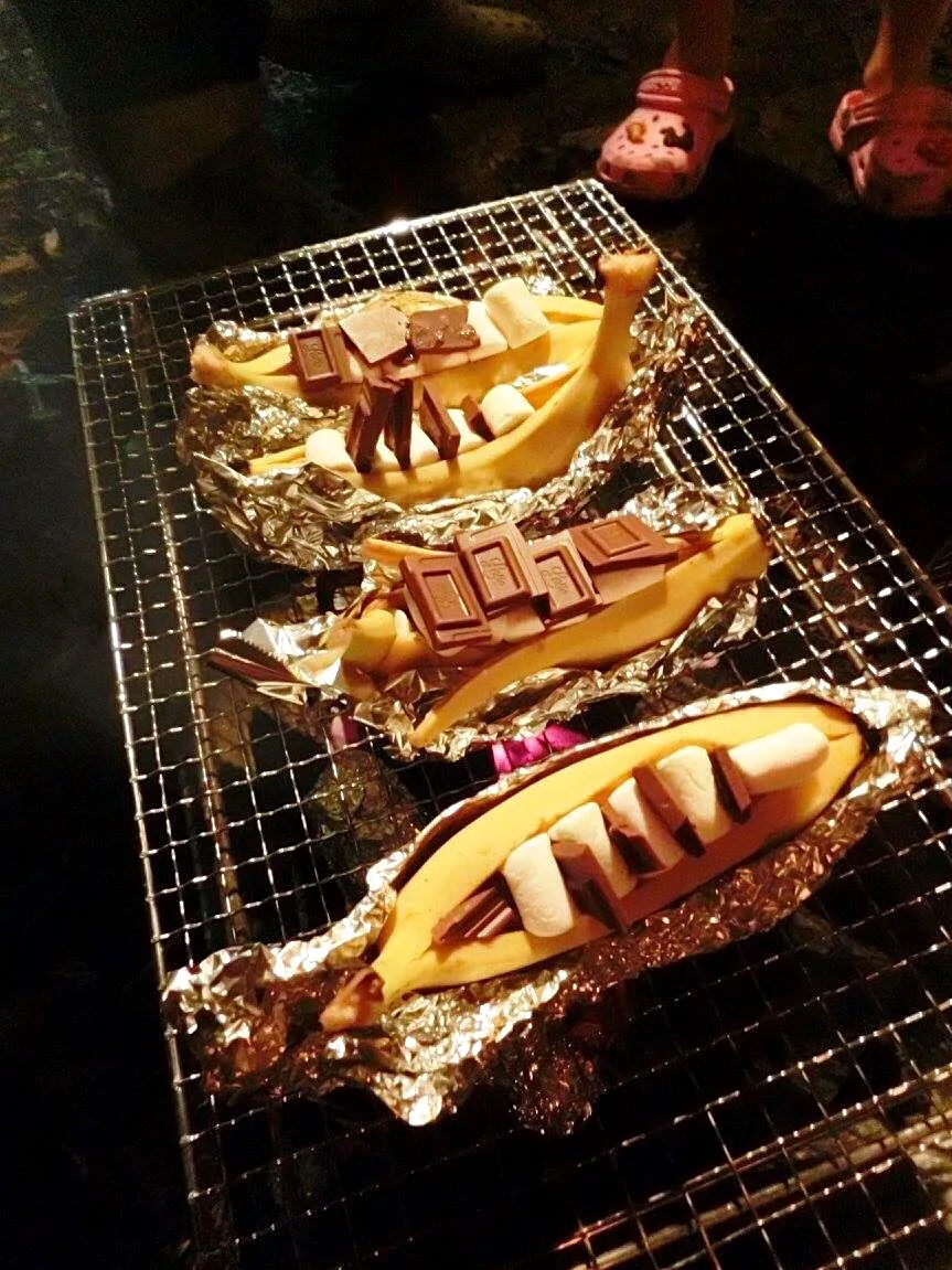 チョコとマシュマロを詰めた焼きバナナ🍌|shimakichi0426さん